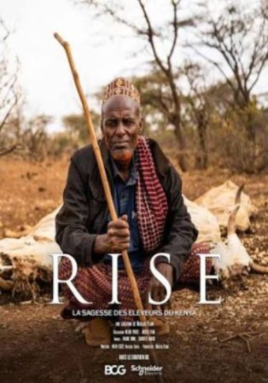 Affiche du film Rise Kenya, un vieil homme est assis devant des carcasses