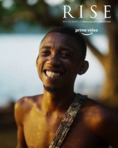 affiche du film Rise Madagascar, un jeune homme sourit sur une plage