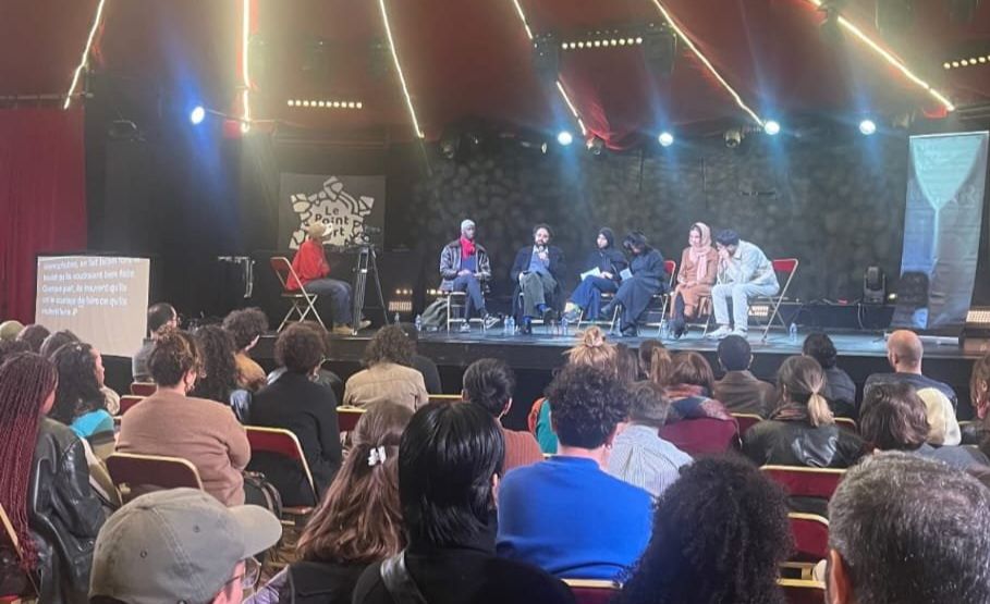 Table ronde, un écran de sous-titrage est présent à gauche