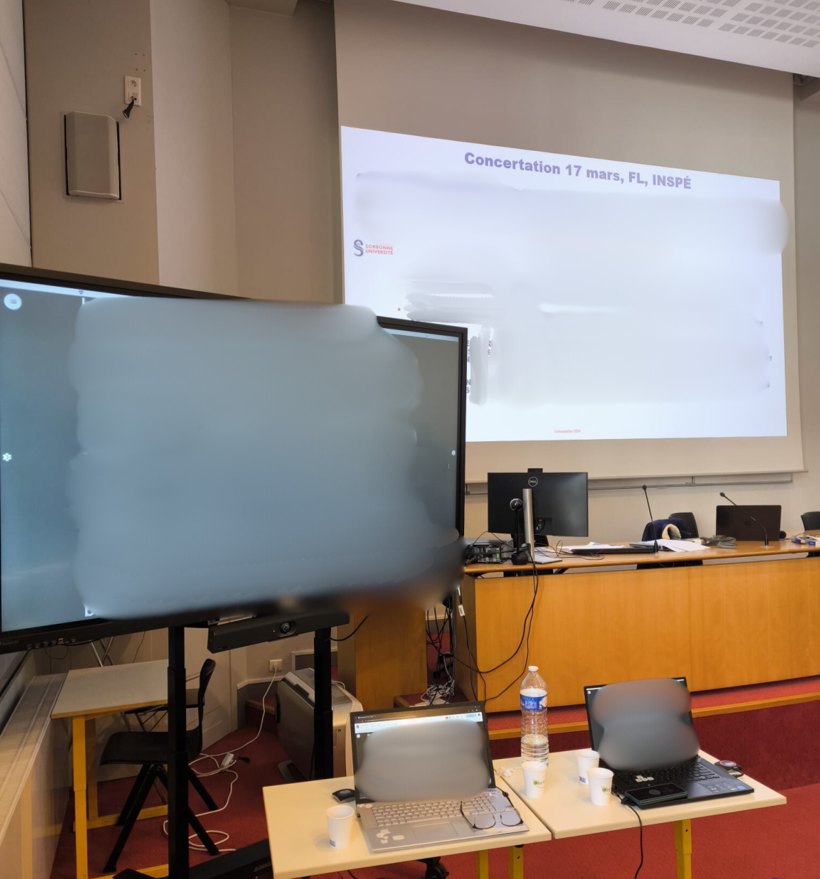Dans une salle de cours, un grand écran diffuse le sous-titrage
