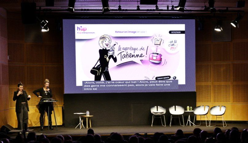 Un écran retransmet ce que Lucie écrit sur son ordinateur