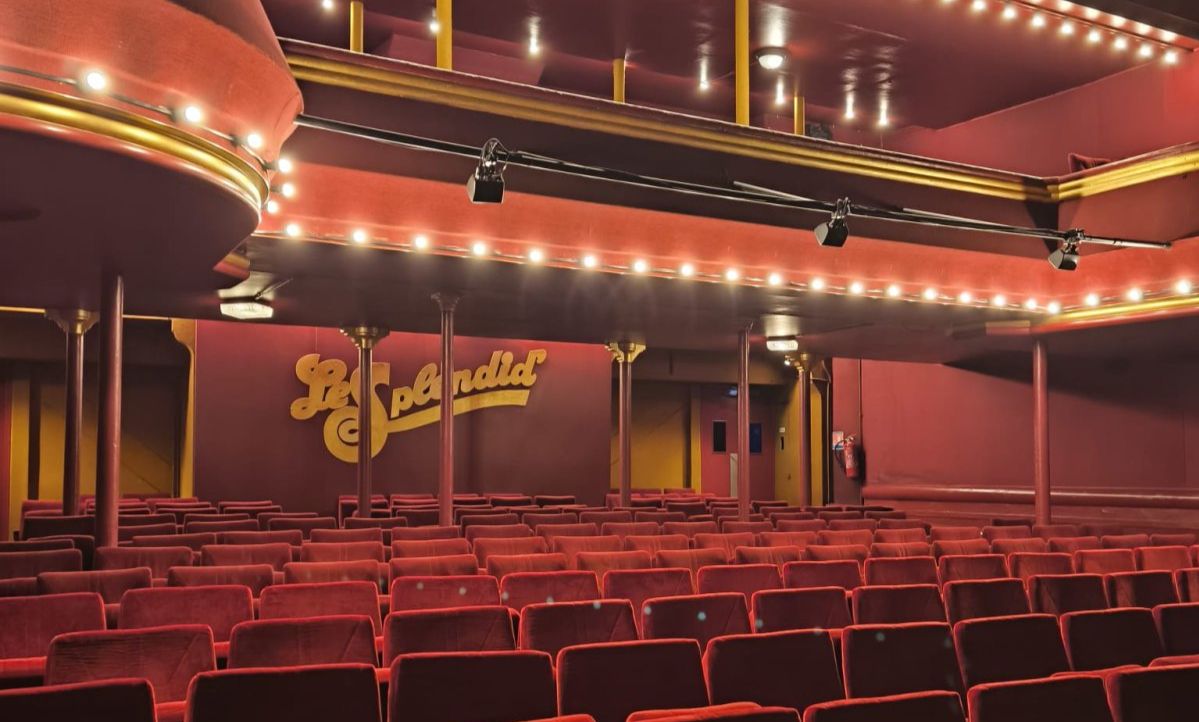 Intérieur du théâtre Le Splendid, chaises rouges et lumières chatoyantes