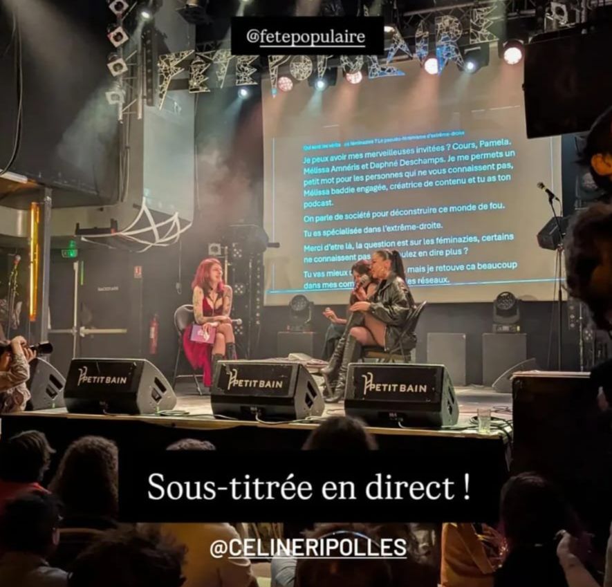 Trois jeunes femmes sur la scène du Petit Bain, derrière elle un écran de sous-titrage