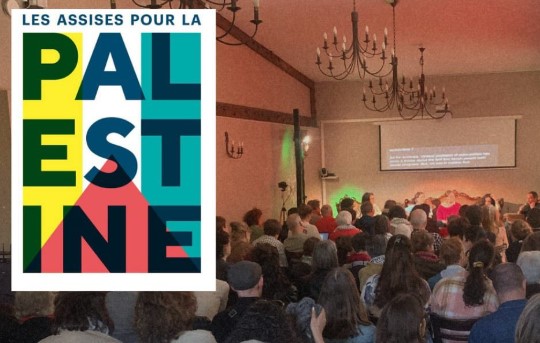 Les acteurs de la pièce Humains jouent, au-dessus d'eux, le sous titrage en direct de Céline