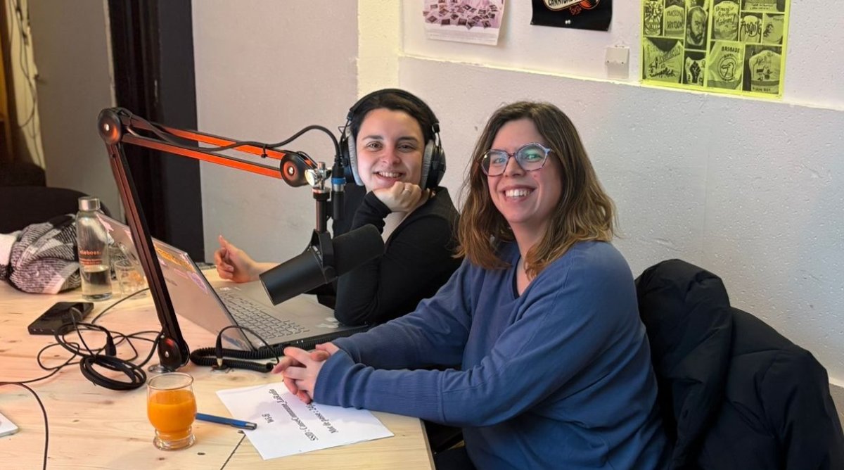 Céline sous-titre en direct dans un studio de radio