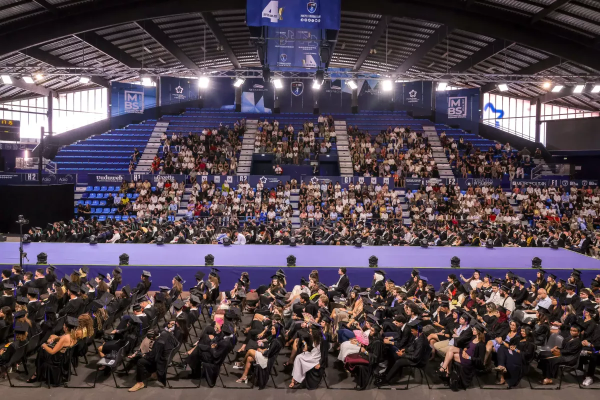 Des diplomés attendent dans un stade