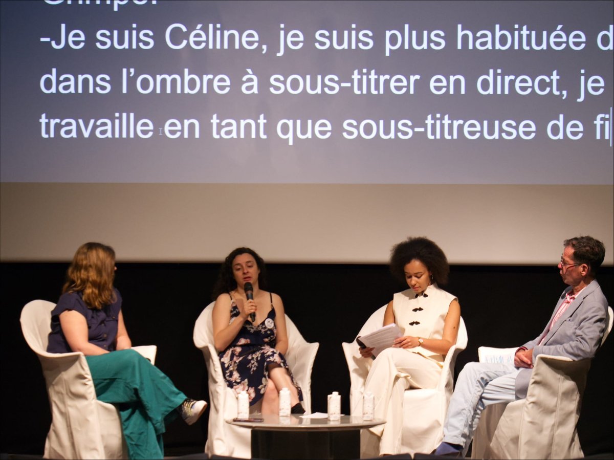 Céline se présente en tant que conférencière lors de la table ronde