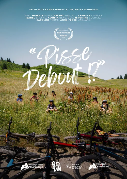 Affiche du film "Pisse-debout", des femmes sont assises dans un champ devant des VTT