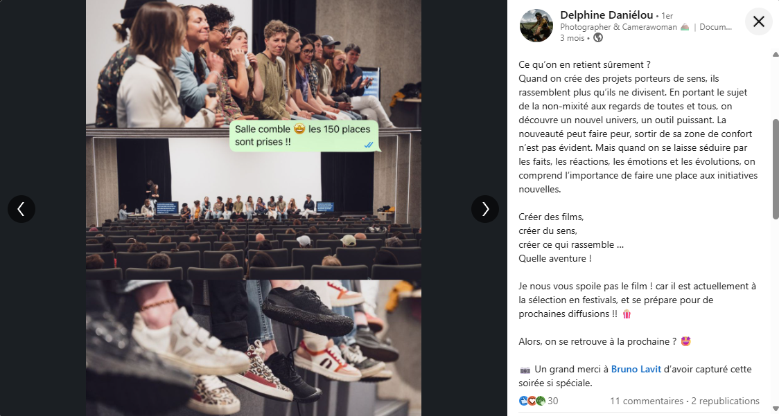 Des intervenantes parlent sur scène devant une salle comble