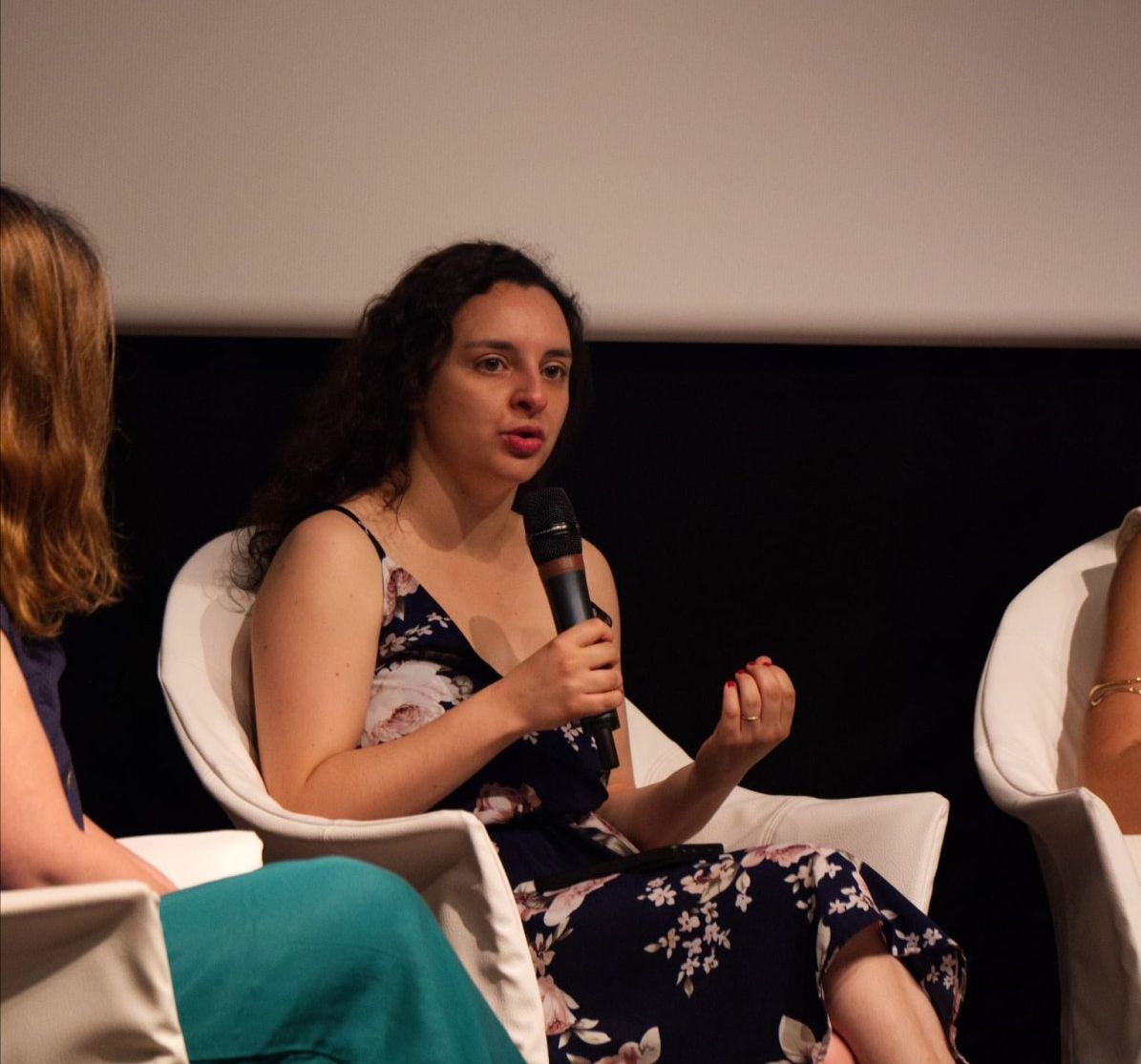 Céline parle un micro dans la main lors d'une conférence