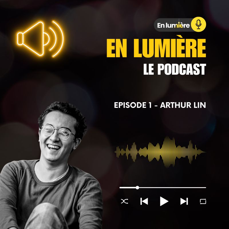 Une personne tape à l'ordinateur