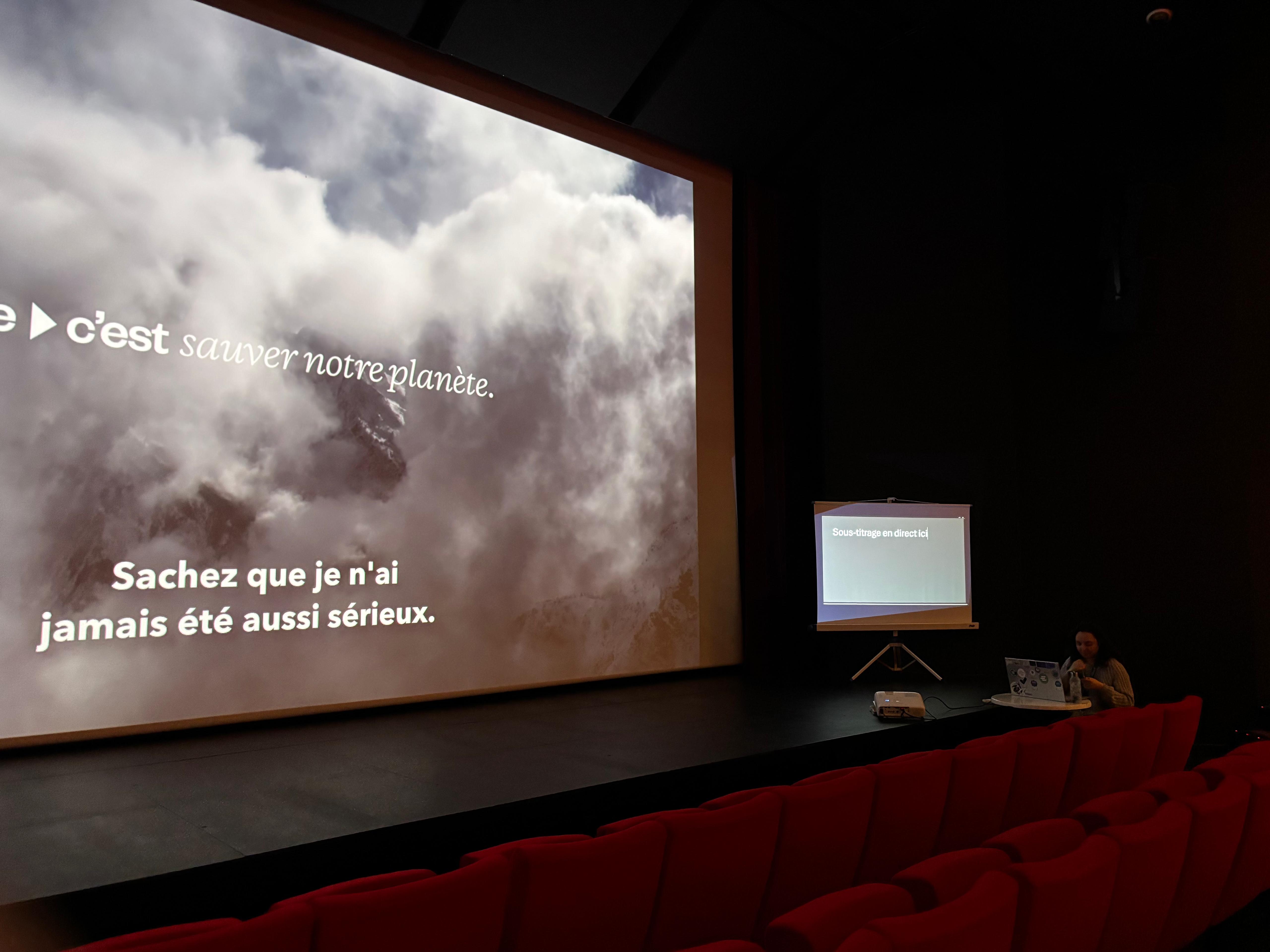 Céline sous-titre en direct devant un écran de cinéma