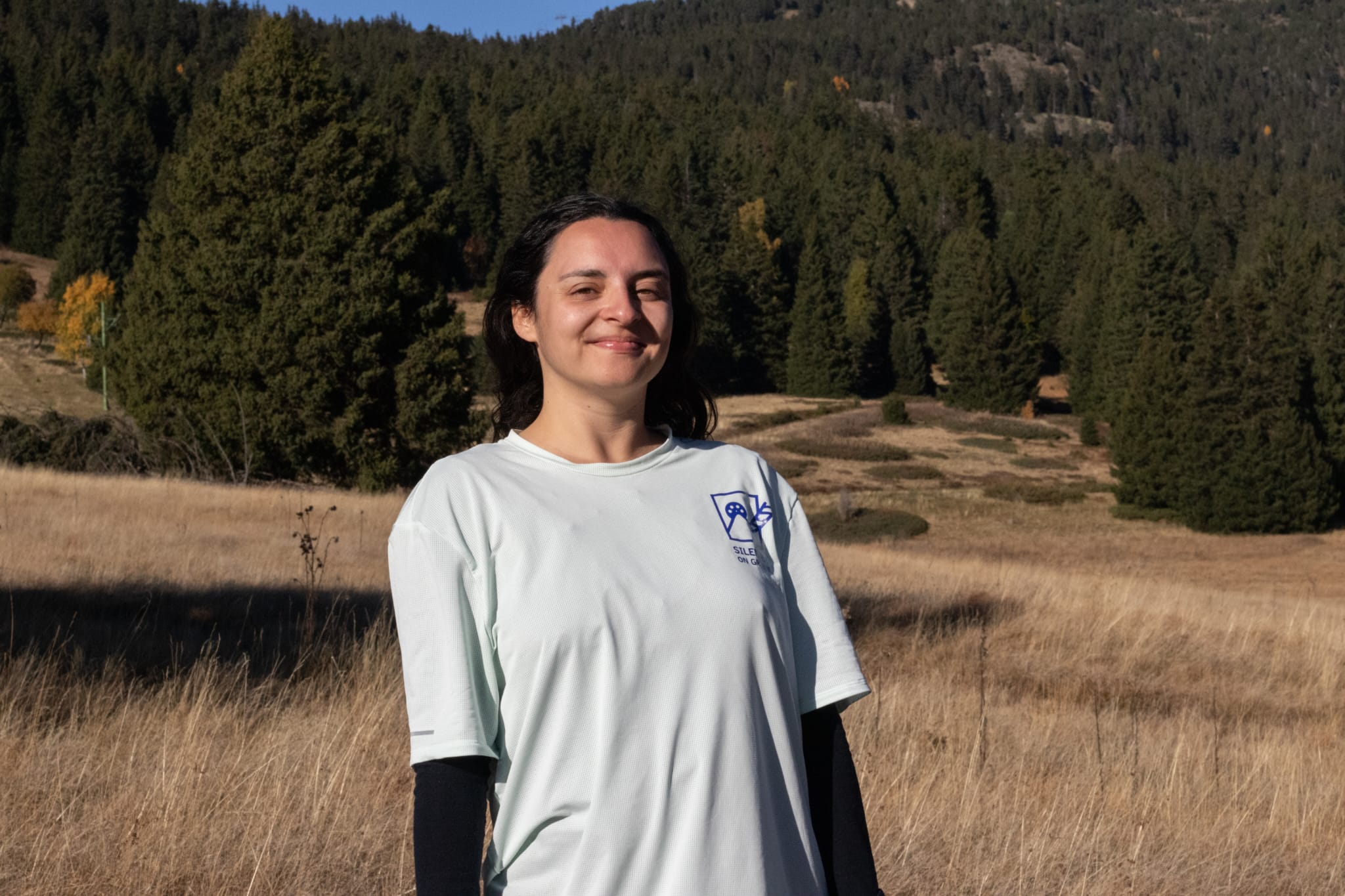 Céline devant écran de cinéma, mention :Pour un cinéma accessible