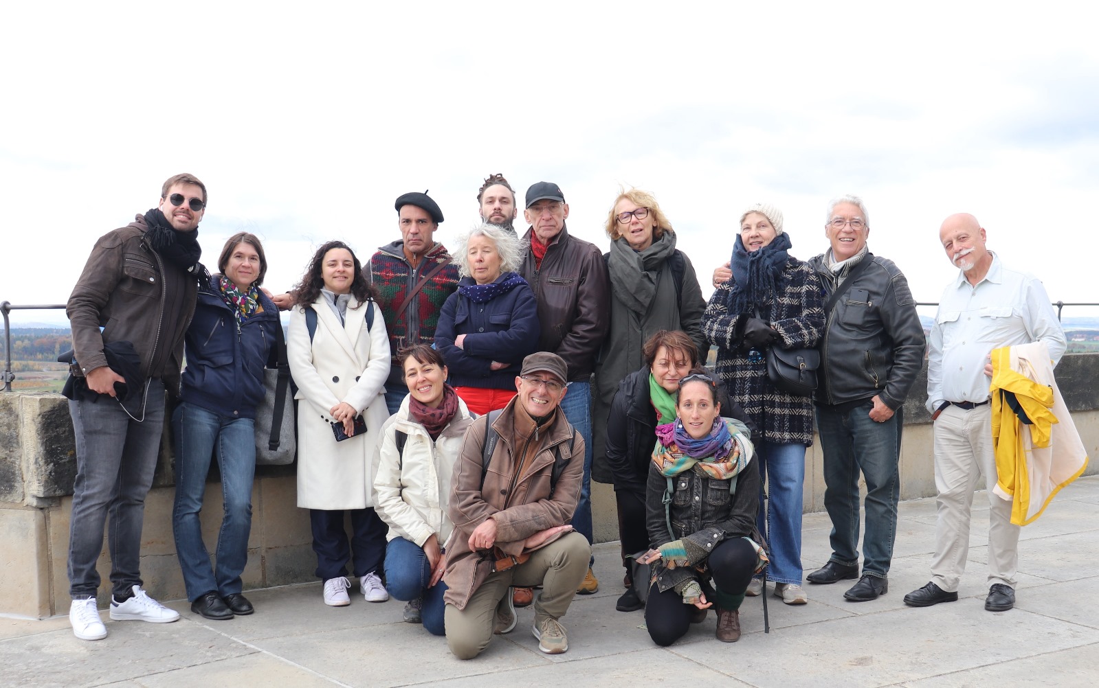 Une troupe de théâtre souriante