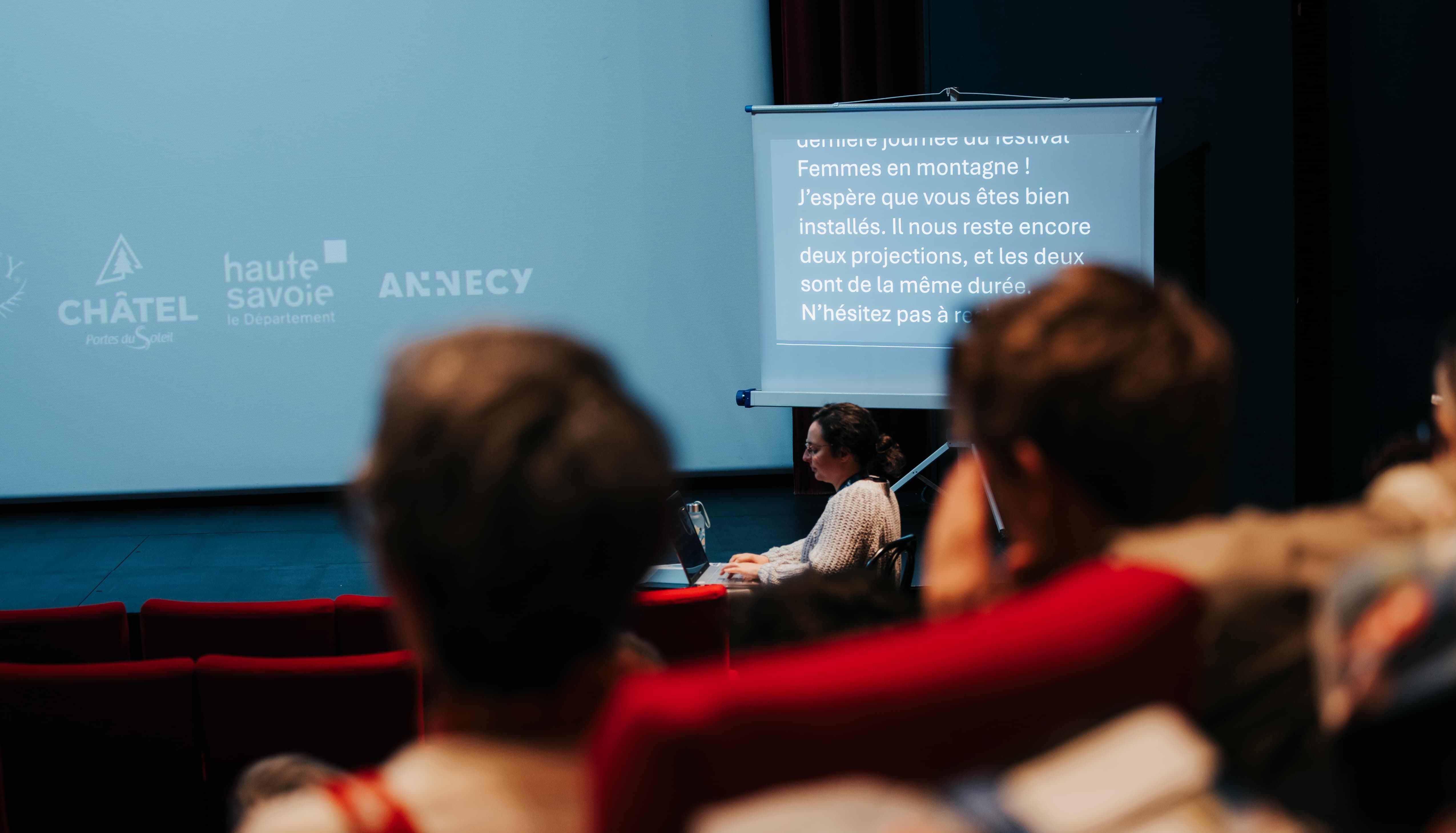 Céline tape à l'ordinateur