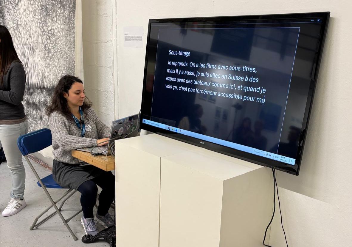 Tasse de café et cahier ouvert pour traduire