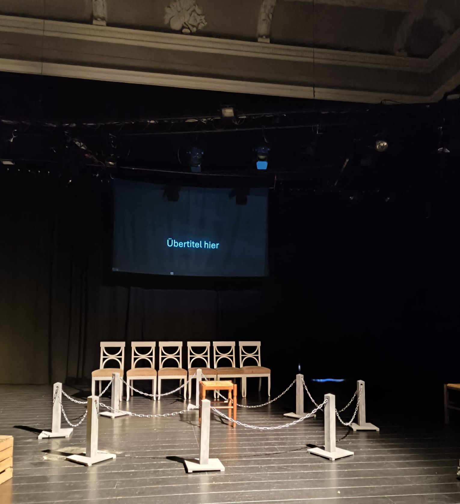 écran de surtitrage au-dessus d'une scène