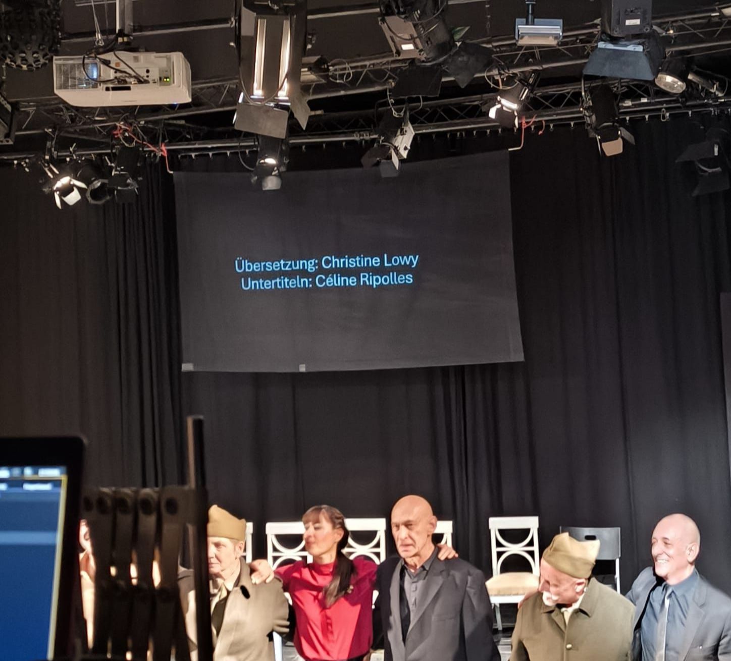 Ecran de surtitrage au-dessus des acteurs sur scène