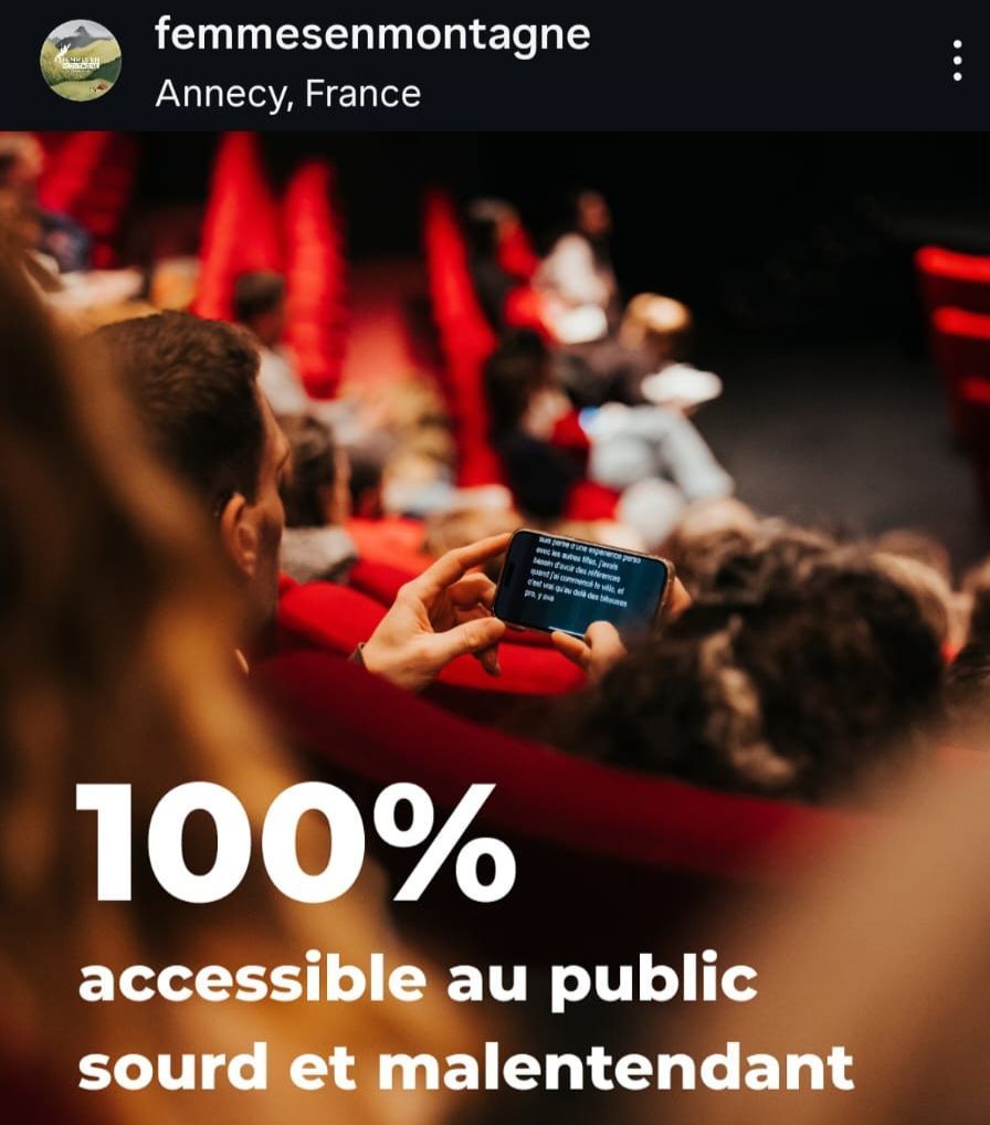 Une personne sourde regarde le sous-titrage en direct