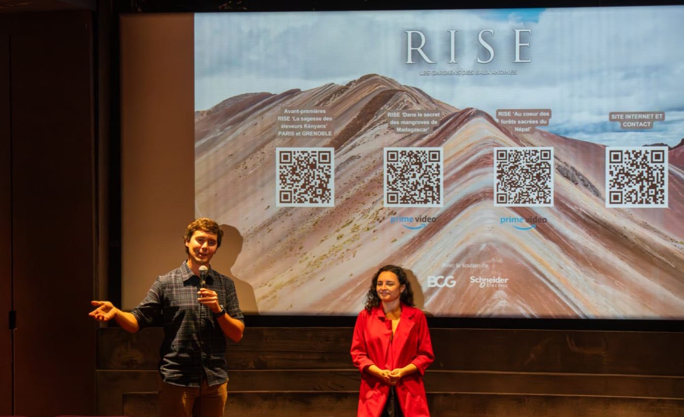 Céline est devant un écran de cinéma