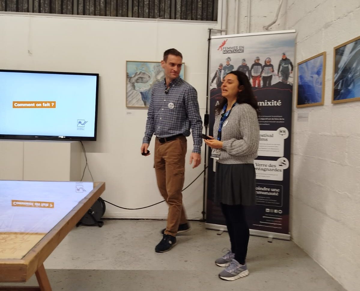 Céline devant une projection du film Sound of Metal