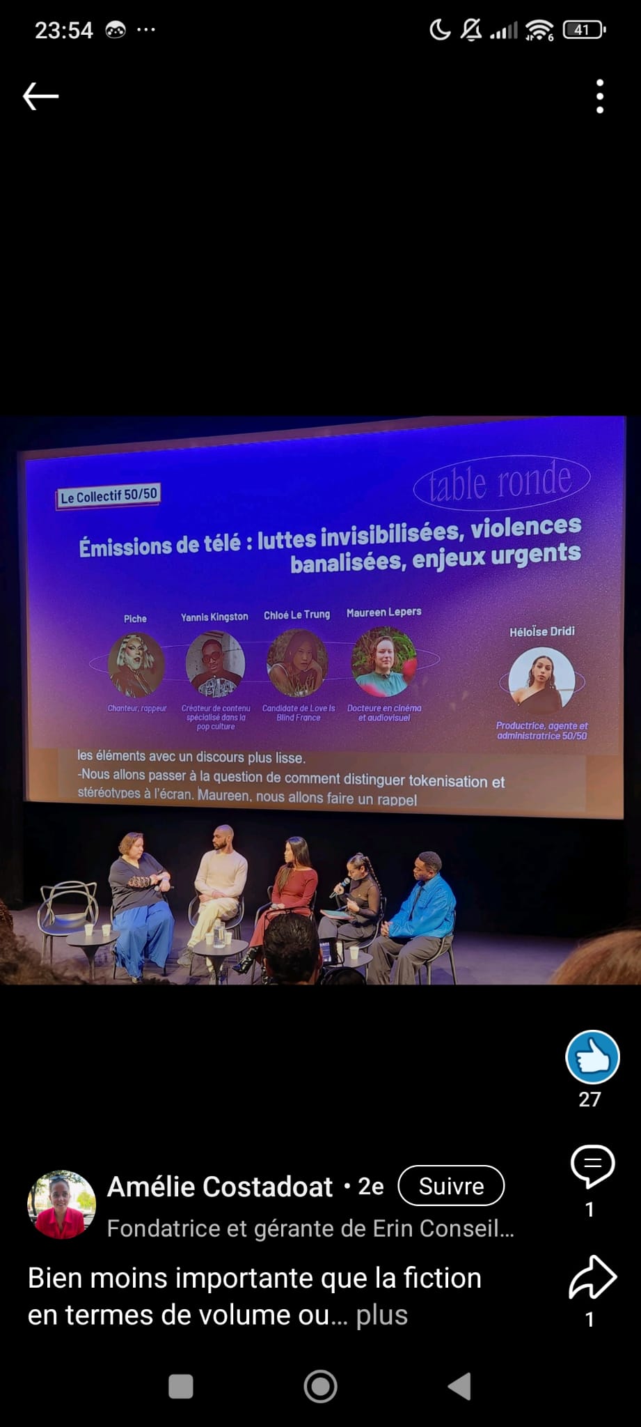 Céline sous-titre en direct devant un écran de cinéma
