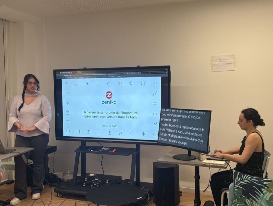 A côté d'un grand écran, Céline sous-titre en direct